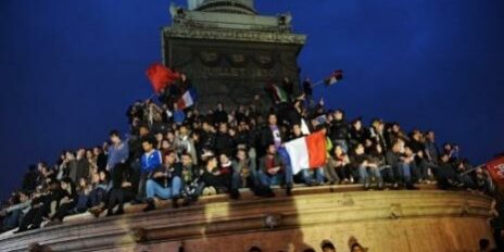 7747871520_des-miliers-de-personnes-ont-fete-la-victoire-de-francois-hollande-dimanche-6-mai-place-de-la-bastille